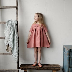 Abito classico in lino a maniche corte color salmone, abito in lino per neonati, abito per neonati, vestiti in lino per bambine, vestiti per bambine, abbigliamento per bambini, abito in lino per bambine