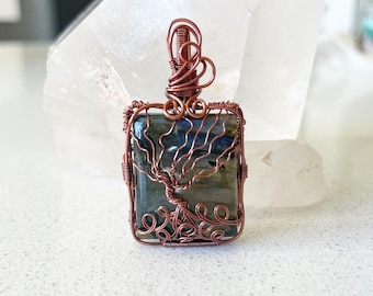 One Off Pendant “NYX”: Labradorite in antique copper wire