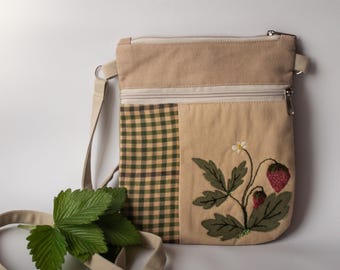 Bolso bandolera pequeño con aplique de fresa. Bolso bandolera bordado a mano con bolsillo con cremallera.