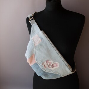 Magväska i återvunnen denim med blomapplikation, lapptäcksmönstrad bältesväska, handsydd Slow Fashion