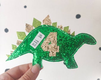 Dinosaur Birthday badge. Personalised age number badge. Birthday gift, birthday brooch. Glitter number badge.