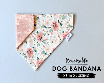 Bandana personnalisé pour chien, sur le collier pour chien, bandana réversible, bandana floral printanier pour chien, corail avec revers à pois blancs