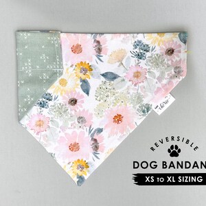 Bandana floral printanier pour chien, bandana personnalisé, sur le collier bandana pour chien, bandana réversible pour chien, revers vert sauge image 1