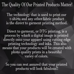 K&ouml;nnte beinhalten: Text auf einem schwarzen und grauen Hintergrund, der lautet "The Quality Of Our Printed Products Matter!" Die Technologie, die zum Bedrucken unserer T-Shirts und anderer Stoffprodukte verwendet wird, ist das Direktdruckverfahren. Direktdruck, oder DTG-Druck, ist ein Verfahren, bei dem ein digitales Bild direkt auf Ihre Kleidung gedruckt wird, wobei modernste Drucktechnologie und Tinten verwendet werden. Dies bedeutet auch, dass Ihre Produkte mit fotorealistischen Drucken in einer wundersch&ouml;nen Farbvielfalt hergestellt werden. Sie k&ouml;nnen also sicher sein, dass Ihre bedruckten Produkte fantastisch aussehen werden!"