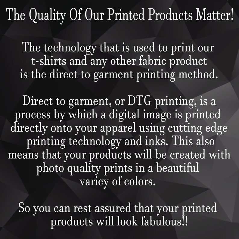 K&ouml;nnte beinhalten: Text auf einem schwarzen und grauen Hintergrund, der lautet "The Quality Of Our Printed Products Matter!" Die Technologie, die zum Bedrucken unserer T-Shirts und anderer Stoffprodukte verwendet wird, ist das Direktdruckverfahren. Direktdruck, oder DTG-Druck, ist ein Verfahren, bei dem ein digitales Bild direkt auf Ihre Kleidung gedruckt wird, wobei modernste Drucktechnologie und Tinten verwendet werden. Dies bedeutet auch, dass Ihre Produkte mit fotorealistischen Drucken in einer wundersch&ouml;nen Farbvielfalt hergestellt werden. Sie k&ouml;nnen also sicher sein, dass Ihre bedruckten Produkte fantastisch aussehen werden!"
