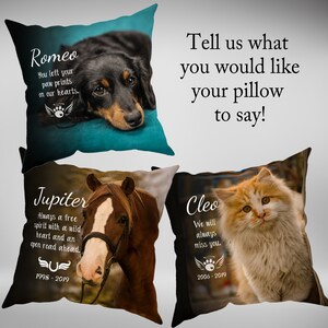K&ouml;nnte beinhalten: Vier verschiedene Gedenkkissen mit Tierportr&auml;ts und personalisiertem Text. Die Kissen zeigen einen Dackel, ein Pferd, eine Katze und einen Pfotenabdruck. Der Text auf den Kissen lautet "Romeo", "Jupiter", "Cleo" und "Wir werden dich immer vermissen".