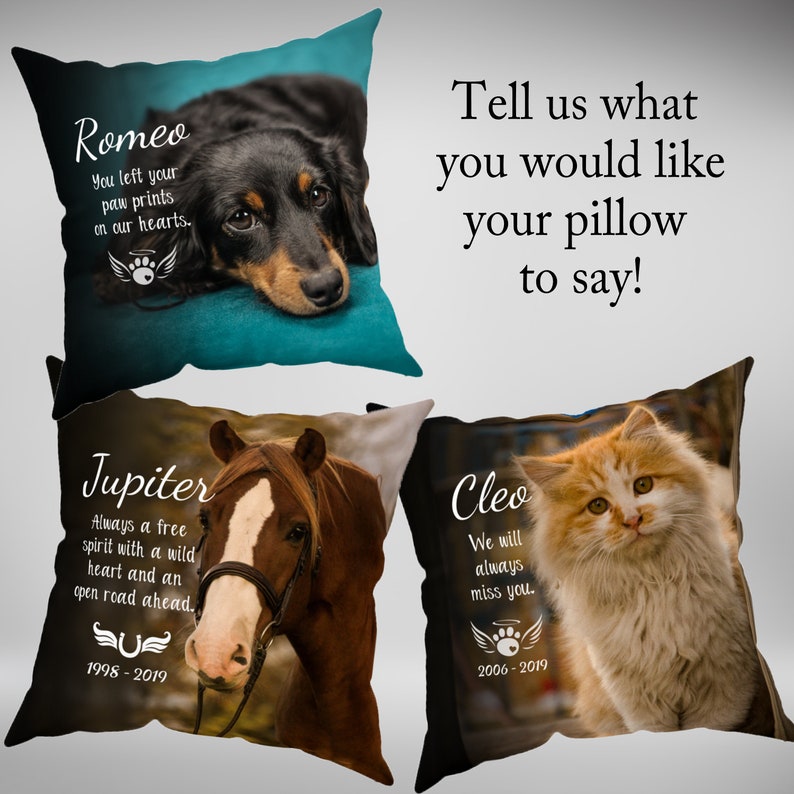 K&ouml;nnte beinhalten: Vier verschiedene Gedenkkissen mit Tierportr&auml;ts und personalisiertem Text. Die Kissen zeigen einen Dackel, ein Pferd, eine Katze und einen Pfotenabdruck. Der Text auf den Kissen lautet "Romeo", "Jupiter", "Cleo" und "Wir werden dich immer vermissen".