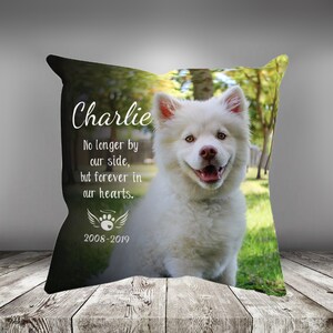 K&ouml;nnte beinhalten: Ein schwarz-wei&szlig;es Gedenkkissen mit einem Foto eines wei&szlig;en Hundes. Der Text auf dem Kissen lautet "Charlie, Nicht mehr an unserer Seite, aber f&uuml;r immer in unseren Herzen. 2008-2019".