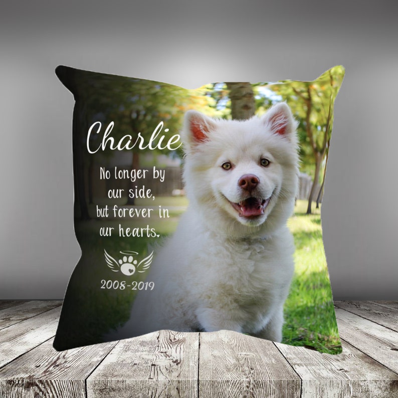 K&ouml;nnte beinhalten: Ein schwarz-wei&szlig;es Gedenkkissen mit einem Foto eines wei&szlig;en Hundes. Der Text auf dem Kissen lautet "Charlie, Nicht mehr an unserer Seite, aber f&uuml;r immer in unseren Herzen. 2008-2019".