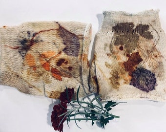 Hand warmer In 100% merino wool, printed with eucalyptus leaves, onion, chrysanthemum flowers.