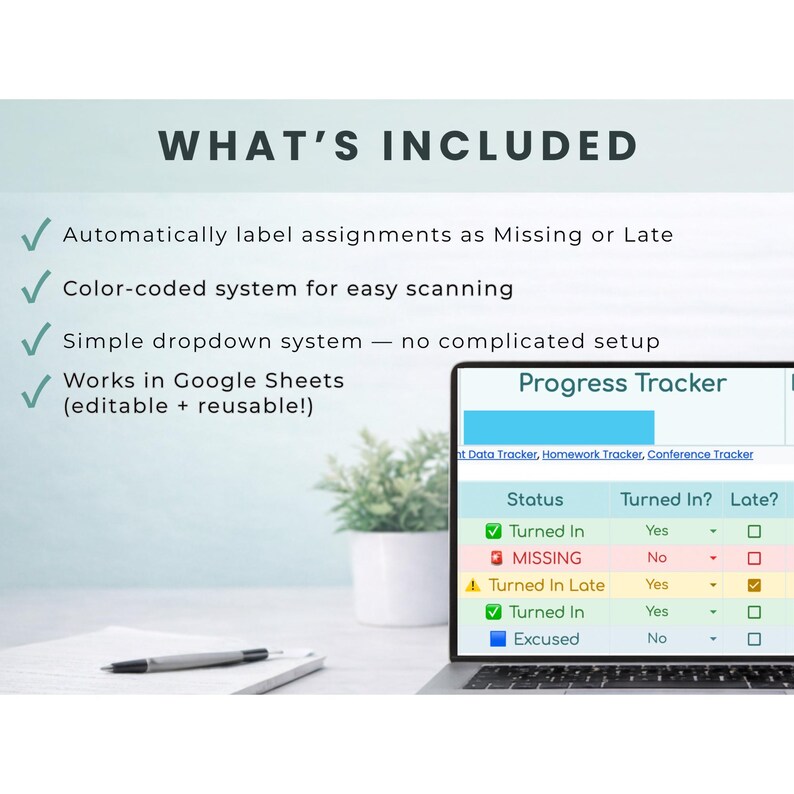 Pu&ograve; includere: Un laptop mostra un foglio di calcolo "Progress Tracker" con dati codificati a colori. Lo schermo mostra stati dei compiti come "Consegnato" e "Mancante". Il testo sopra elenca le funzionalit&agrave;: etichettatura automatica, codifica a colori, un semplice sistema a tendina e compatibilit&agrave; con Google Sheets.