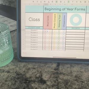 Pode incluir: Um tablet azul-turquesa exibe uma planilha intitulada "Beginning of Year Forms". O formulário inclui seções para nomes de alunos, cartões azuis, consentimento de fotos, passeios a pé, acompanhantes e progresso. Um copo verde está em primeiro plano.