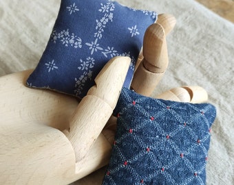 Set van twee charmante, handgemaakte, originele speldenkussens / kleine kussens, PIN gemaakt van natuurlijke gerecyclede stof: linnen en katoen.