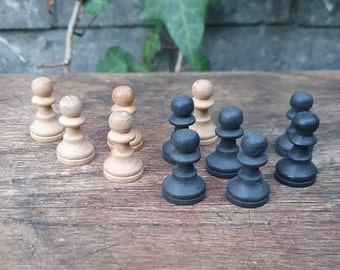 Black or White Staunton style spare chess pieces 26mm tall by 16 mm chess pieces