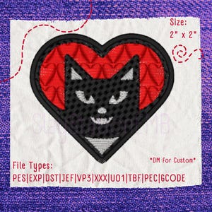 Puede incluir: Un parche bordado en forma de corazón con una cara de gato negra y detalles blancos sobre un fondo rojo con patrón de corazones. El parche mide 5,08 cm por 5,08 cm. El texto incluye Size: 2" x 2", File Types: PES|EXP|DST|JEF|VP3|XXX|U01|TBF|PEC|GCODE y DM for Custom.
