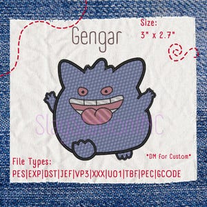 以下が含まれることがあります： 紫色のキャラクター、ゲンガーの刺繍デザイン。広い口とピンクの舌が特徴。テキストには「Gengar, Size: 3" x 2.7", DM for Custom, File Types: PES|EXP|DST|JEF|VP3|XXX|U01|TBF|PEC|GCODE」と白い布地に記されている。