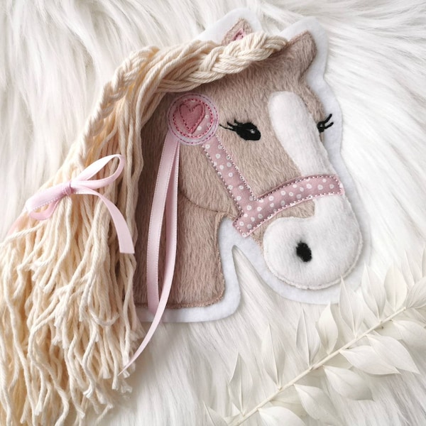 Aufnäher Pferd Pony Lulu mit Turnierschleife Applikation Patch von Stickherz Johlina