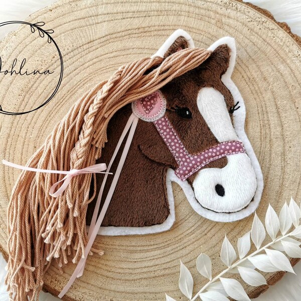 Aufnäher Pferd Pony Lulu mit Turnierschleife Applikation Aufnähe Stickherz cappucino