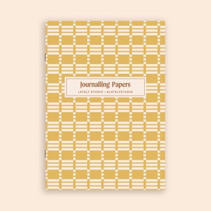 Peut inclure: Un journal avec un motif à carreaux jaune moutarde et crème. La couverture présente le texte "Journalling Papers" dans un rectangle blanc, avec "LATELY STUDIO | @LATELYSTUDIO" en dessous. Le journal est relié par une spirale.