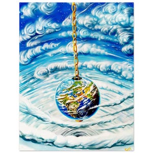 Puede incluir: Una pintura de un globo terráqueo esférico suspendido por una cadena de metal de color dorado sobre un fondo de nubes blancas arremolinadas y un cielo azul profundo. El globo muestra continentes verdes y marrones con océanos azules, rodeado de nubes.