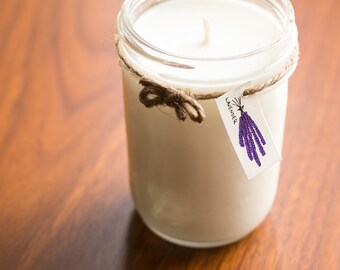 Vela de soja artesanal com aroma de lavanda, em pote de vidro com etiqueta desenhada à mão.