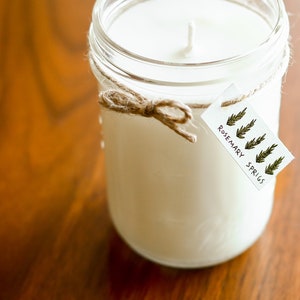 Ramitas de romero, vela de soja hecha a mano, tarro de cristal con etiqueta dibujada a mano