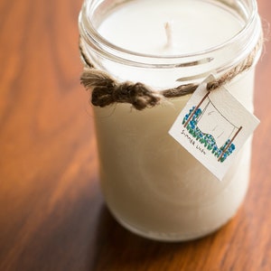 Lino de verano, vela de soja hecha a mano, tarro de cristal con etiqueta dibujada a mano