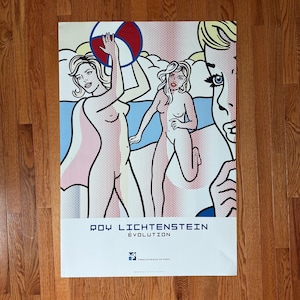 Op de afbeelding: Een rechthoekige poster in de pop-artstijl van Roy Lichtenstein met twee vrouwen op een strand, waarvan er één een strandbal vasthoudt. De tekst luidt ROY LICHTENSTEIN ÉVOLUTION en PINACOTHÈQUE DE PARIS. Het kunstwerk gebruikt dikke lijnen.