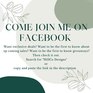 K&ouml;nnte beinhalten: Grafik mit dem Text "COME JOIN ME ON FACEBOOK" in Dunkelgr&uuml;n. Sie l&auml;dt ein, nach "HillCo Designs" zu suchen, um exklusive Angebote, Verk&auml;ufe und Gewinnspiele zu erhalten. Mit botanischen Elementen und einem neutralen Hintergrund.
