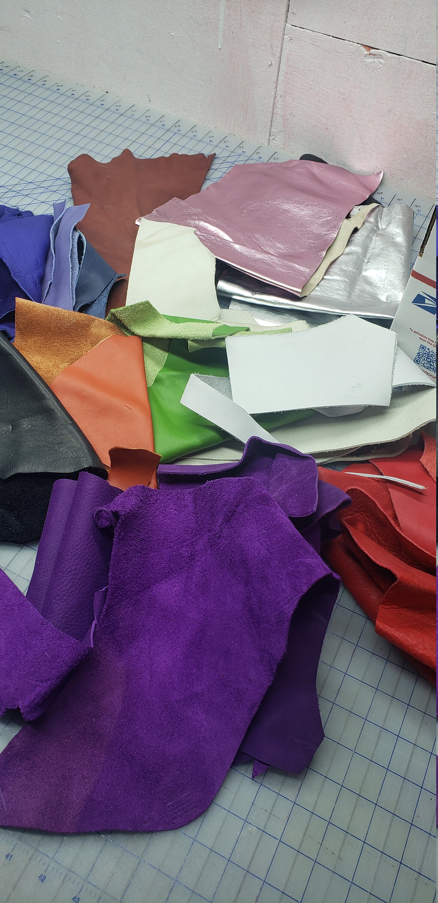 Colorful Leather Pieces - 1 Pound Bag of Scraps & Remnants for Crafts –  Mautto