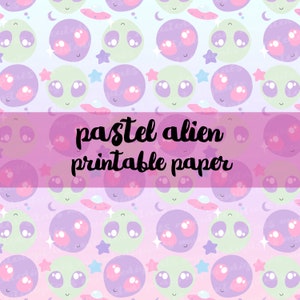 Puede incluir: Un patrón sin costuras con extraterrestres de color verde pastel y morado con ojos grandes y bocas sonrientes. El fondo es un degradado de azul claro y rosa con estrellas blancas y lunas crecientes. El texto "papel imprimible extraterrestre pastel" está escrito en cursiva negra.