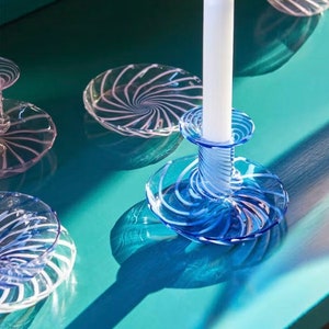 Ausgestellte Narzisse Glas Taper Kerzenhalter in 4 Farboptionen | Bunte Glas Taper Kerzenhalter | Rosa Glas Kerzenhalter