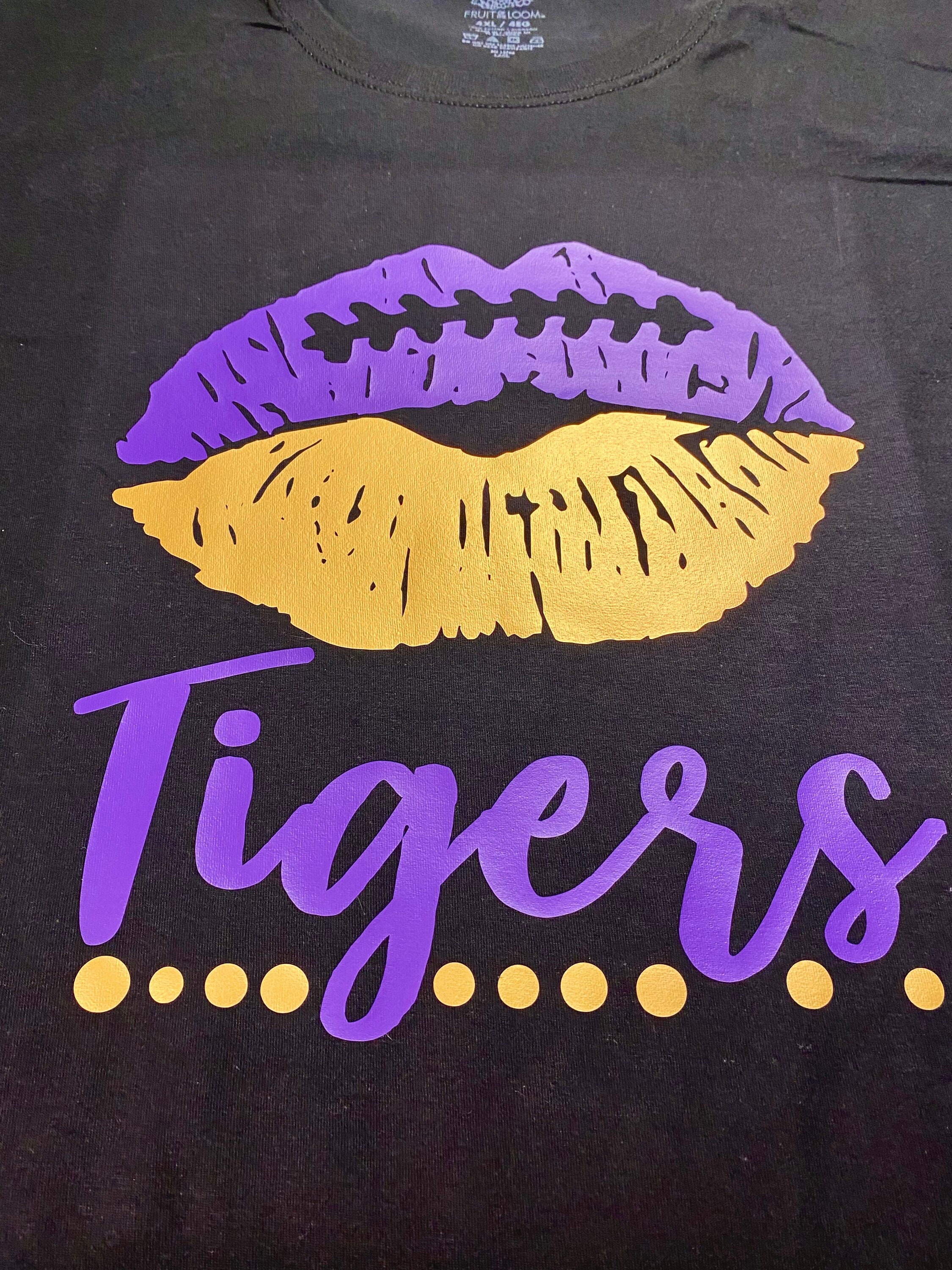 This Girl Loves Louisiana State University Tigerers And Oakland Raiders  Lips Bite T-Shirt - TeeNavi