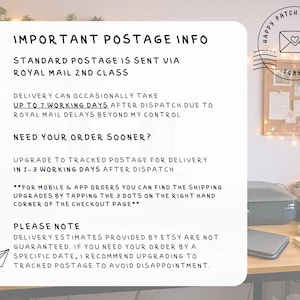 Op de afbeelding: Een witte kaart met zwarte tekst met verzendinformatie, inclusief standaard- en traceeropties. De kaart ligt op een houten bureau met een prikbord en een printer op de achtergrond. Het Happy Patch Prints-logo staat rechtsboven.