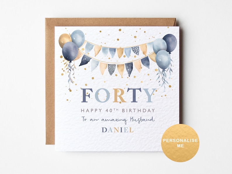 K&ouml;nnte beinhalten: Geburtstagskarte mit braunem Umschlag. Die Karte zeigt das Wort "FORTY" in Blau und Gold, mit Luftballons und Wimpelkette. Der Text lautet "Happy 40th Birthday" und "To an amazing Husband Daniel."