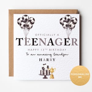 Op de afbeelding: Verjaardagskaart met voetbalthema. De kaart luidt "OFFICI&Euml;EL EEN TIENER" en "HAPPY 13TH BIRTHDAY". Het bevat voetbalballonnen, een taart en een trofee. De kaart is geadresseerd aan "een geweldige kleinzoon" en bevat de naam "HARRY".
