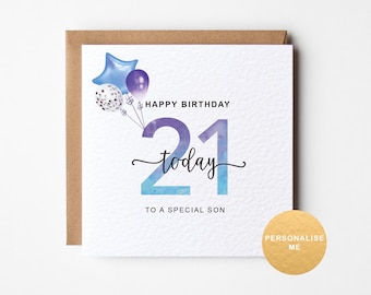 Può includere: Un biglietto d'auguri di compleanno quadrato bianco con il testo HAPPY BIRTHDAY 21 today TO A SPECIAL SON. Il design include palloncini blu e viola e un effetto sfumato ad acquerello sul numero 21. Una busta marrone è visibile dietro il biglietto.