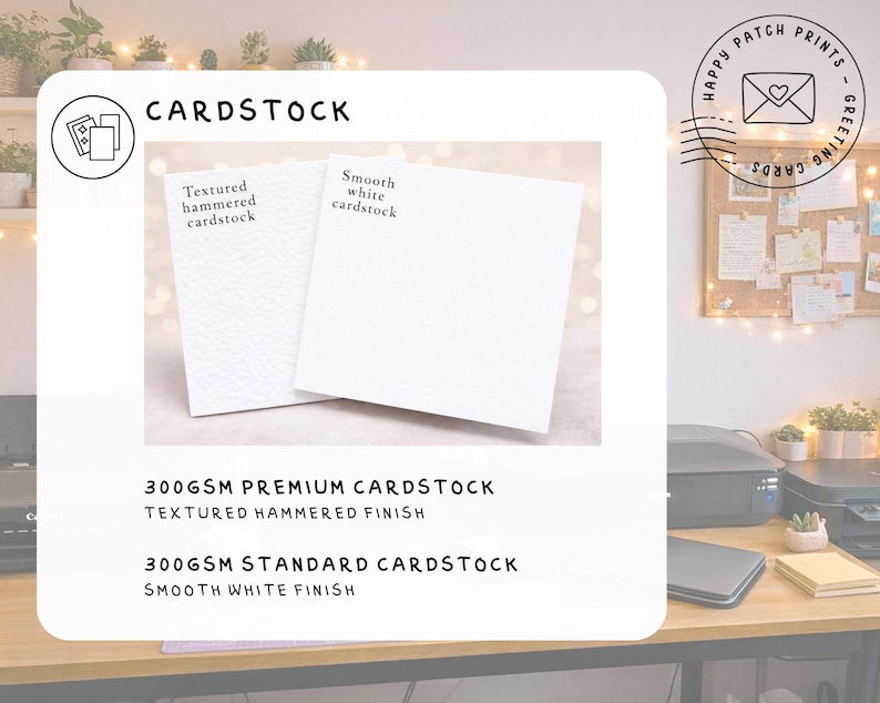 K&ouml;nnte beinhalten: Zwei Kartonbl&auml;tter werden gezeigt, eines mit strukturierter, gehammerter Oberfl&auml;che und das andere glatt. Der Text lautet "CARDSTOCK" und beschreibt die 300GSM Premium- und Standardoptionen. Das Bild enth&auml;lt auch den Text "HAPPY PATCH PRINTS - GREETING CARDS."
