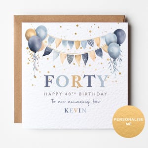 K&ouml;nnte beinhalten: Geburtstagskarte mit braunem Umschlag. Die Karte zeigt das Wort "FORTY" in Blau und Gold, mit "HAPPY 40TH BIRTHDAY" und "To an amazing Son" darunter. Ballons und Wimpel schm&uuml;cken die Oberseite.