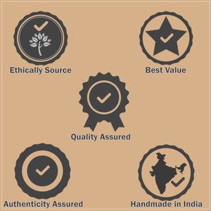 Puede incluir: Cinco insignias con marcas de verificaci&oacute;n y texto que describe los beneficios del producto. Las insignias son: Fuente &eacute;tica, Mejor valor, Calidad asegurada, Autenticidad asegurada y Hecho a mano en India.