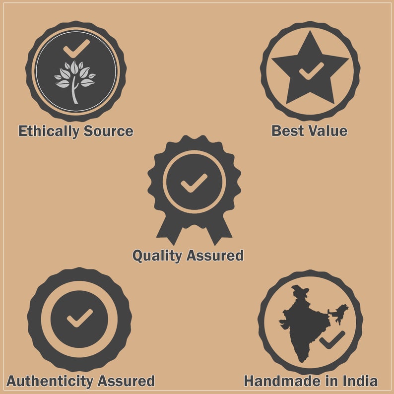 Puede incluir: Cinco insignias con marcas de verificaci&oacute;n y texto que describe los beneficios del producto. Las insignias son: Fuente &eacute;tica, Mejor valor, Calidad asegurada, Autenticidad asegurada y Hecho a mano en India.
