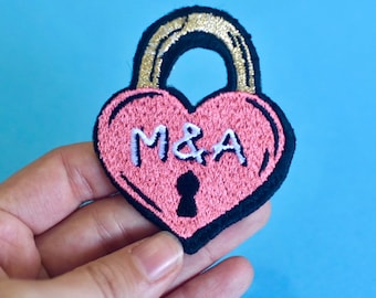 Toppa iniziale personalizzata con cuore ricamato, da stirare o cucire