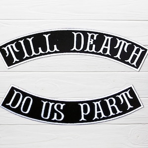 Può includere: Due toppe ricamate in bianco e nero con bordi curvi. La toppa superiore recita "Till Death" e la toppa inferiore recita "Do Us Part".