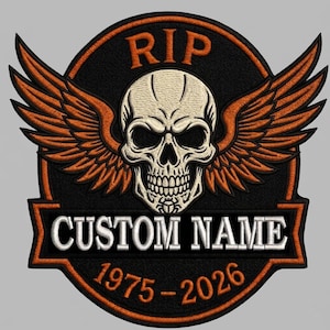 Può includere: Toppa ricamata con un teschio e ali arancioni, le lettere "RIP" in alto e "CUSTOM NAME" in basso. Sono incluse anche le date "1975-2026". La toppa ha uno sfondo nero con dettagli arancioni e bianchi.