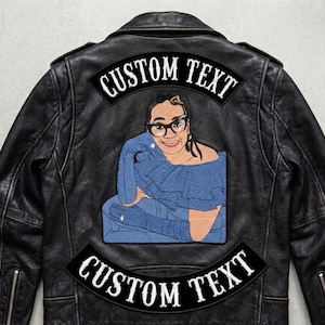 Può includere: Giacca in pelle nera con una toppa personalizzata con un ritratto di una persona con gli occhiali e un top blu. La giacca ha due toppe con la scritta "CUSTOM TEXT" in bianco.