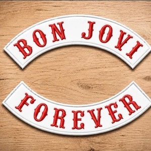 Op de afbeelding: Twee gebogen geborduurde patches met een witte stoffen achtergrond en rode gestikte randen. De bovenste patch bevat de tekst BON JOVI in het rood en de onderste patch bevat de tekst FOREVER in het rood, beide in een vetgedrukt serif-lettertype.