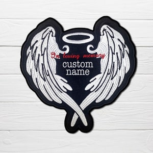 Peut inclure: Patch brodé noir avec des ailes d'ange blanches, une auréole et le texte "In loving memory custom name".