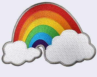 Può includere: Una toppa ricamata a forma di arcobaleno con nuvole bianche. L'arcobaleno ha strisce rosse, arancioni, gialle, verdi, blu, indaco e viola.