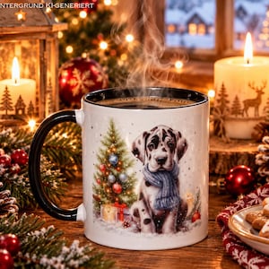 Könnte beinhalten: Ein weißer Keramikbecher mit schwarzem Henkel und schwarzem Innenraum, bedruckt mit einem gefleckten Welpen mit blauem Schal, der neben einem geschmückten Weihnachtsbaum sitzt. Der Becher enthält ein dunkles Heißgetränk mit aufsteigendem Dampf.