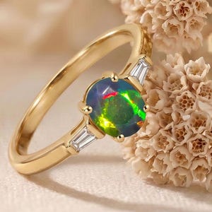 Anello con opale nero di fuoco naturale: anello di fidanzamento, pietra portafortuna di ottobre.